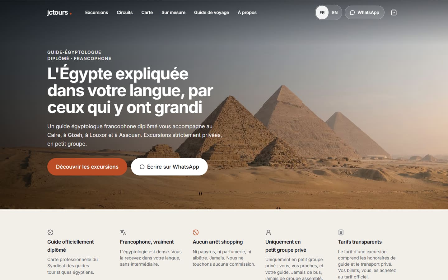 JC Tours home page with a French headline over a wide photo of the pyramids and two call-to-action buttons.